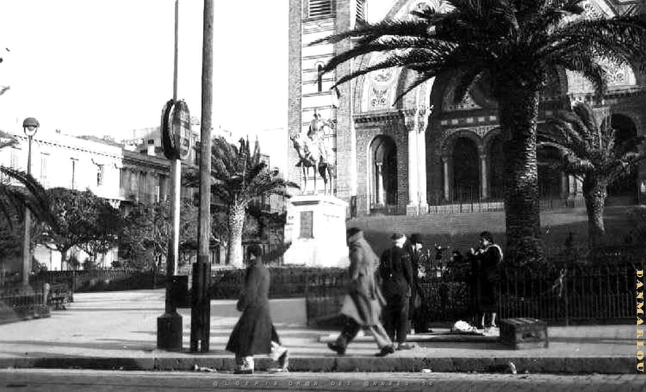 CA c- 12- Place du Sacre-Coeur et statue Jeanne d' Arc.jpg